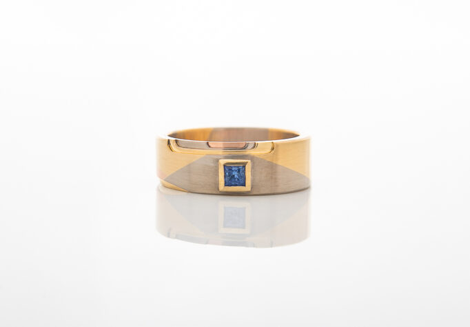 Architectonic Gold Ring with Ceylon Sapphire